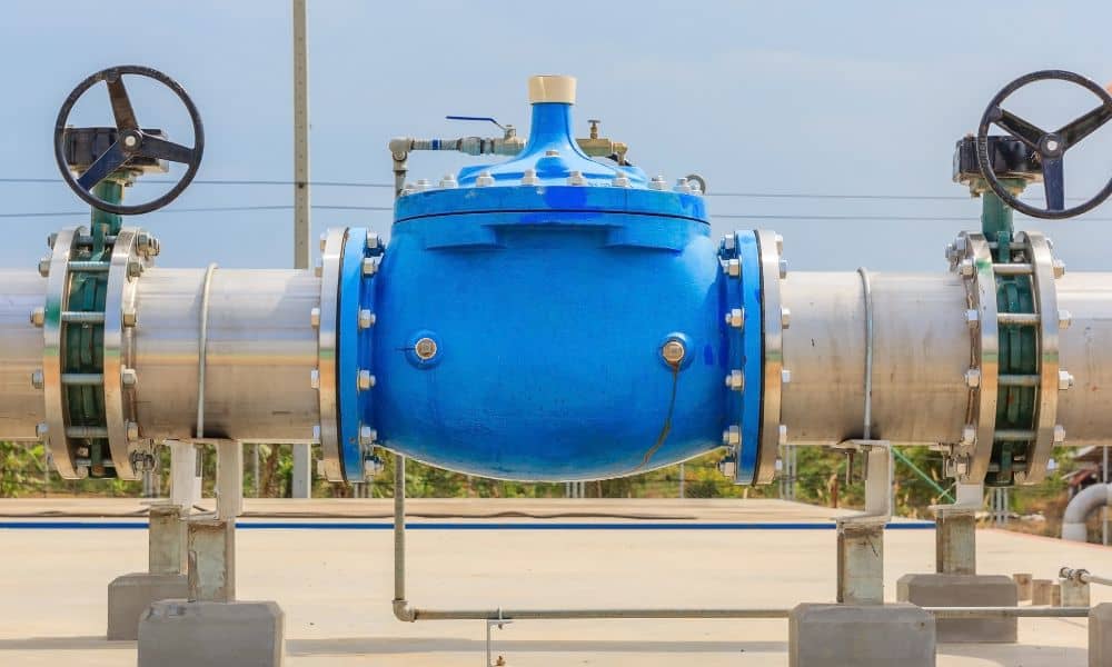 Large municipal water main valve assembly used for service connection control